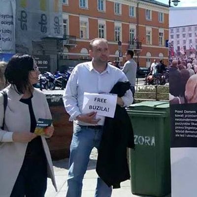 Ein Free Buzila Blatt auf einer 2. Mai Kundgebung in Warschau Foto: Oleg Bondarenko 