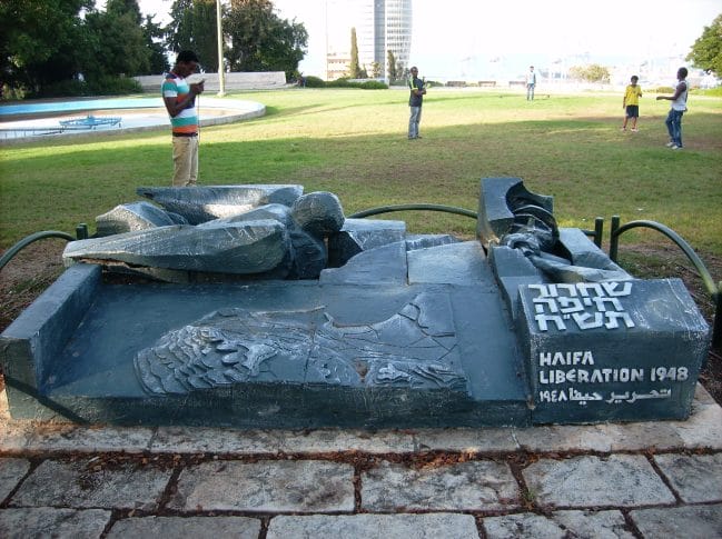 In Haifa in Israel erinnert ein Denkmal an die Nakba, die Vertreibung und Ermordung Hunterttausender Palästinenser als „Haifa Liberation 1948“.