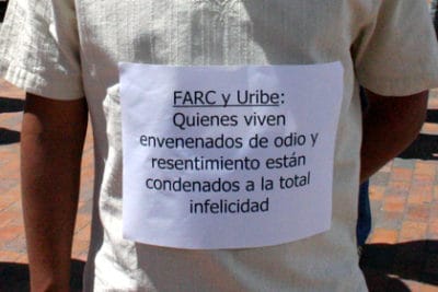 "FARC und Uribe: Jene, die von Hass und Groll vergiftet leben, sind verdammt zu totaler Unglückseligkeit". Foto: equinoXio, licensed under CC BY 2.0, 5jul-uribe-farc-cartel, via flickr.com