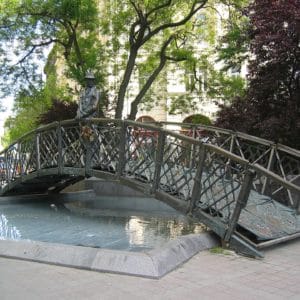 Die Brücke mit Imre Nagy war ein Denkmal, dass in der Nähe des ungarischen Parlaments in Budapest stand. Die Statue des Antistalinisten wurde durch die Fidesz Partei abmontiert.